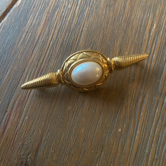 Elegant Vintage MONET Gold Plated Faux Pearl Cabochon Ornate Pin/ Brooch - Picture 2 of 5